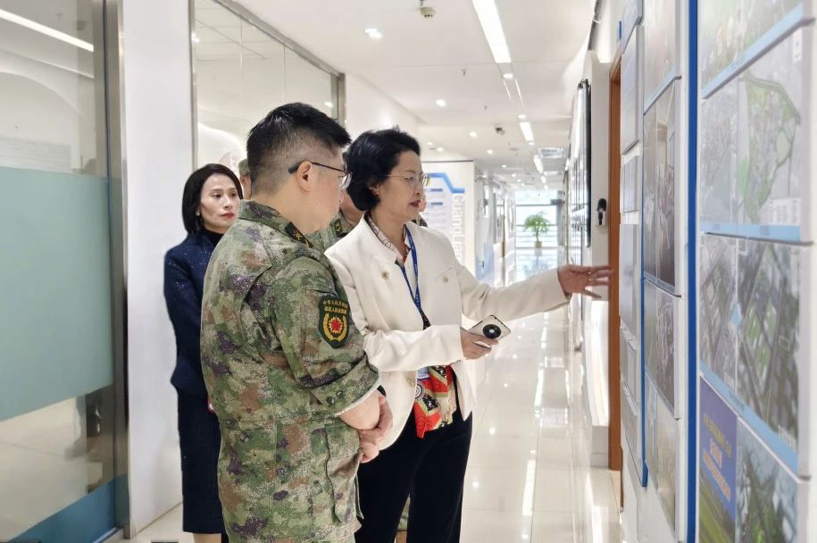 汉中市南城街路武装部部长陈少文一行莅临GA黄金甲集团参观互换